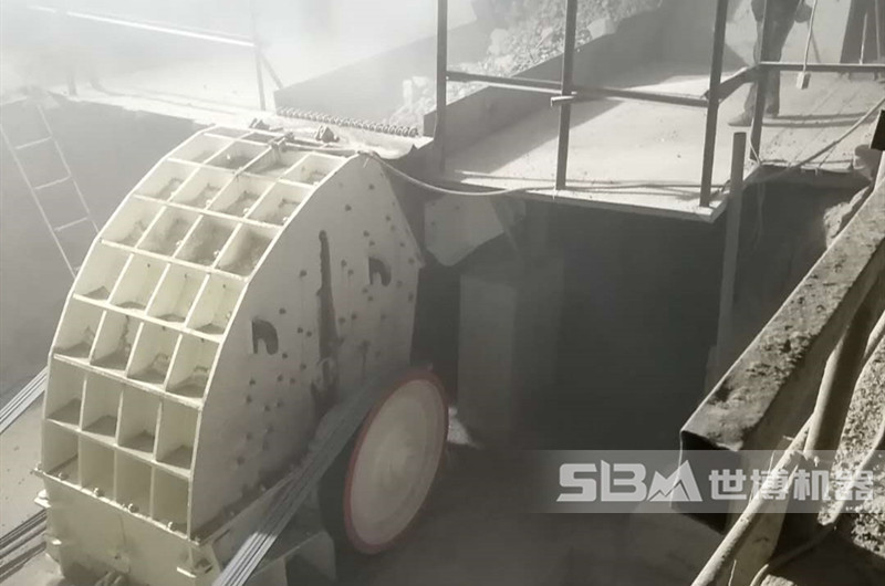 新型擺錘式破碎機(jī)加工石料現(xiàn)場