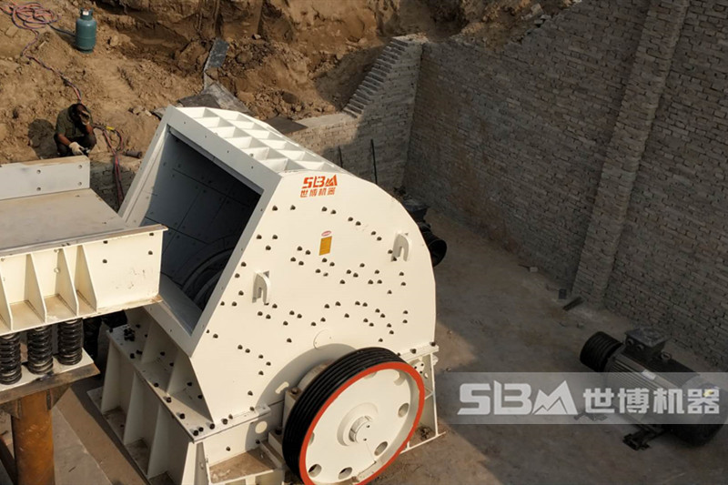 擺錘式大型石料破碎機(jī)安裝現(xiàn)場