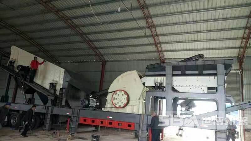 移動擺錘式破碎機(jī)現(xiàn)場