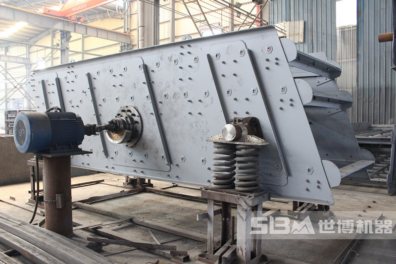 大型篩砂石料機(jī)，振動(dòng)篩生產(chǎn)車間