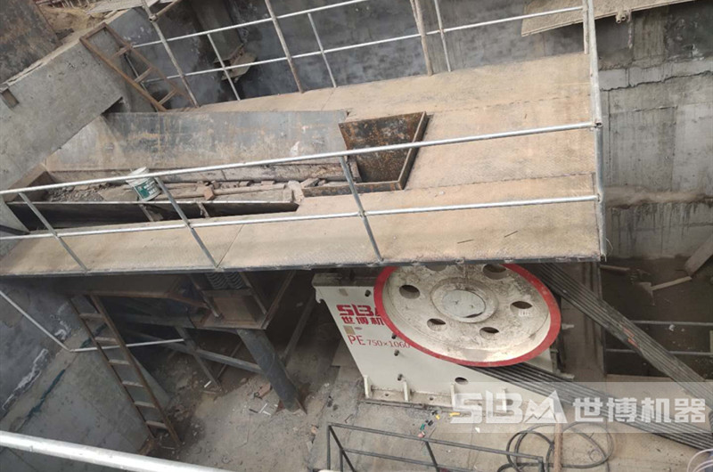 顎式破碎機(jī)破碎石頭現(xiàn)場