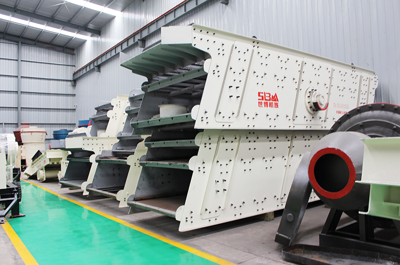 河南世博礦山碎石設(shè)備廠家，圖為振動(dòng)篩車間