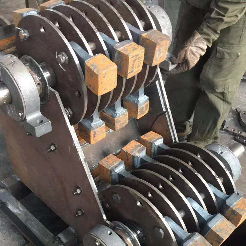 世博雙級(jí)破碎機(jī)細(xì)節(jié)圖，內(nèi)部結(jié)構(gòu)