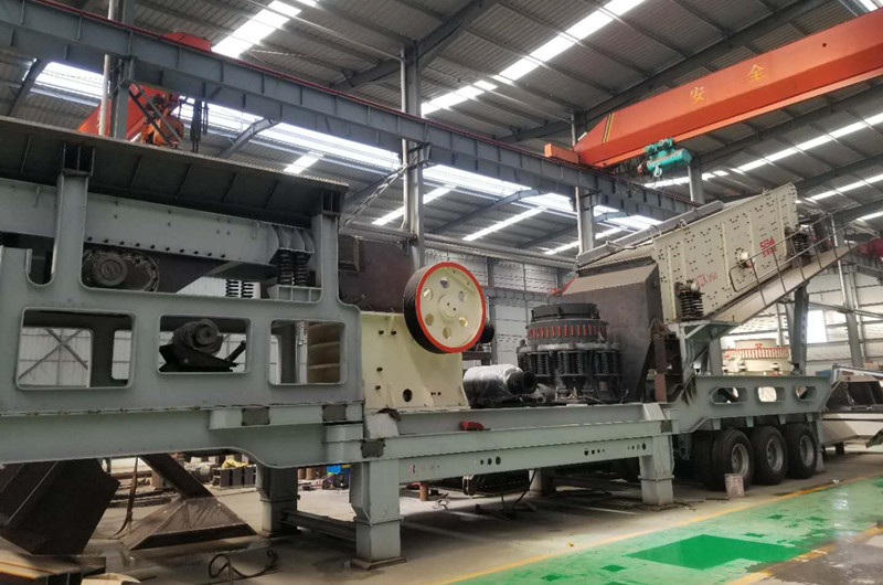 69顎破四組合移動(dòng)站生產(chǎn)車(chē)間，半成品