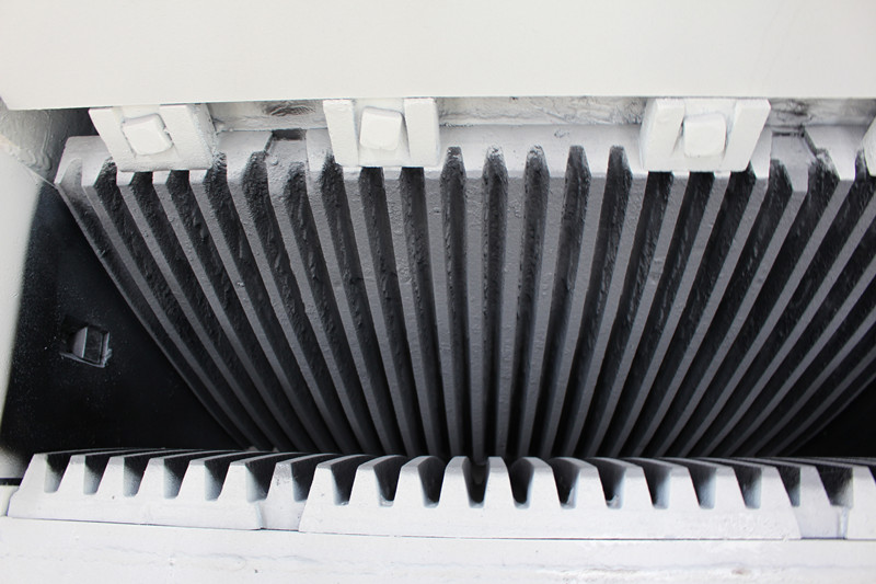 PEX細(xì)鄂破進(jìn)料口，細(xì)齒鄂板