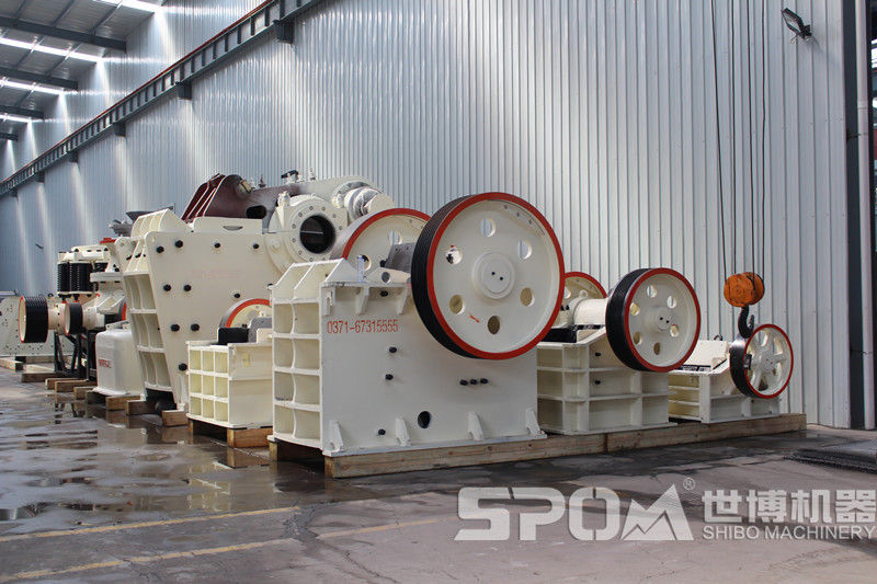 世博顎破碎石機(jī)車間，各種型號(hào)的碎石機(jī)