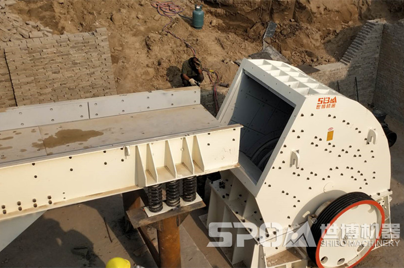 粗碎石頭的重錘破碎機(jī)