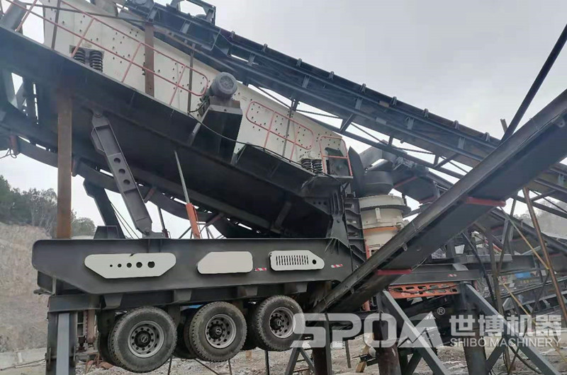 福建客戶(hù)輪胎移動(dòng)磕石機(jī)現(xiàn)場(chǎng)圖