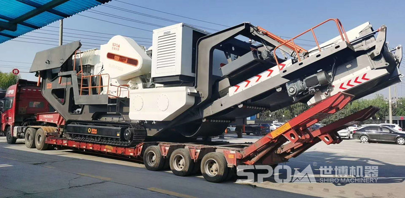 世博履帶式移動69破碎石機裝車發(fā)貨