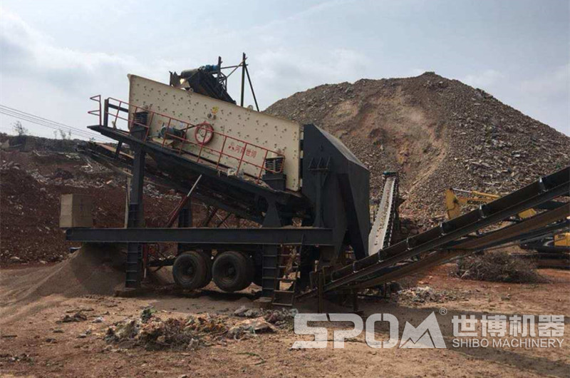 移動(dòng)振動(dòng)篩分設(shè)備工作現(xiàn)場