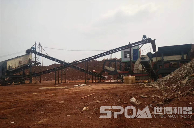 車載移動錘式碎石機加工建筑垃圾現(xiàn)場圖