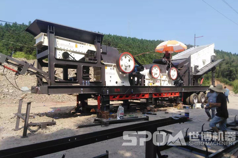 多機(jī)組合移動(dòng)破碎機(jī)安裝現(xiàn)場(chǎng)