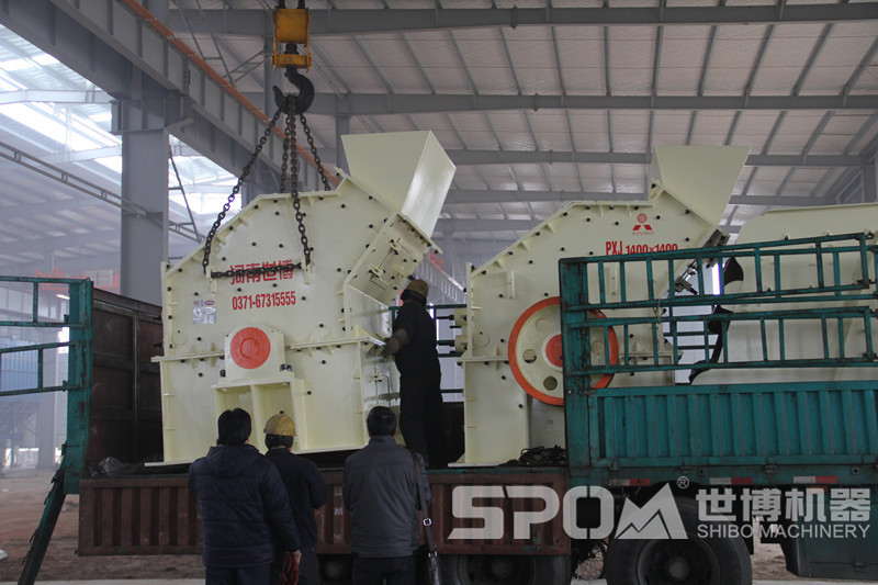 兩臺1414細(xì)破制沙機裝車發(fā)貨