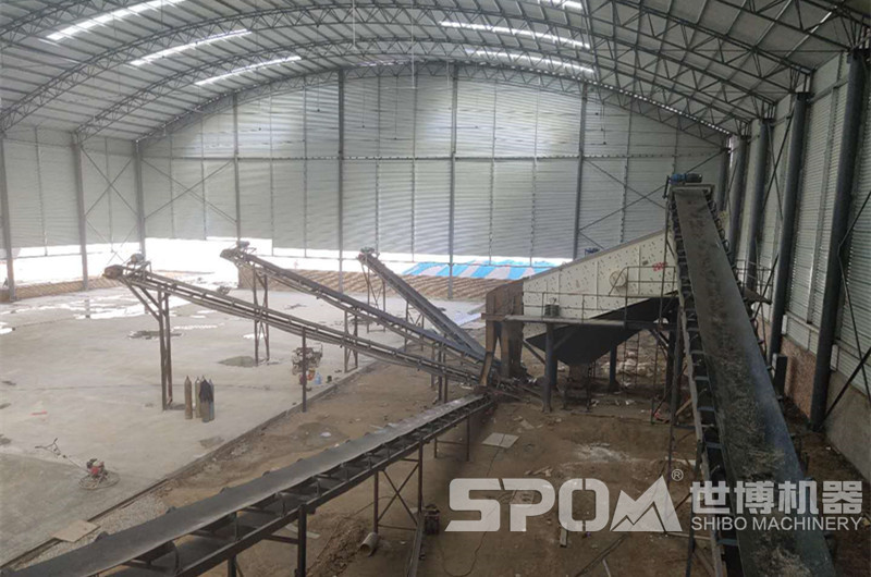 砂石振動(dòng)篩安裝有一定傾角，連接皮帶機(jī)