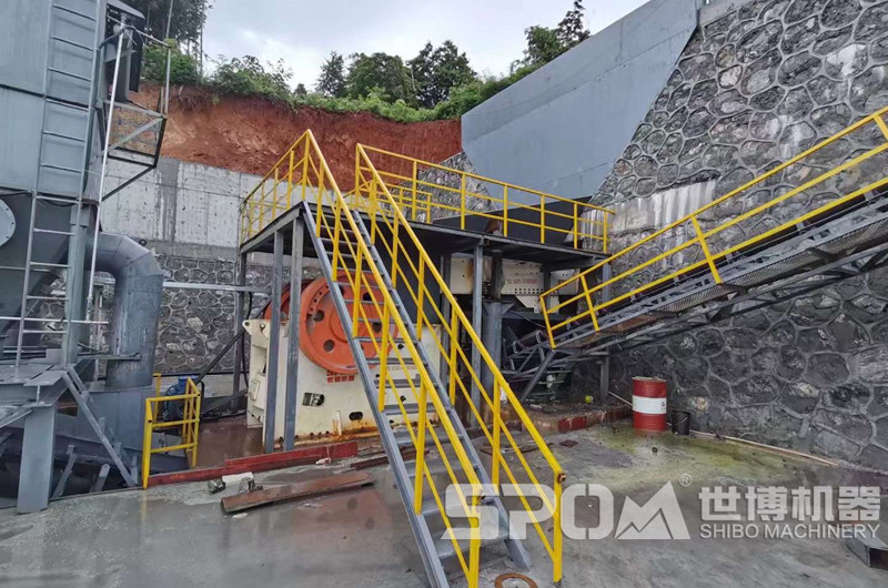 湖南客戶現(xiàn)場，顎式破碎機和給料機