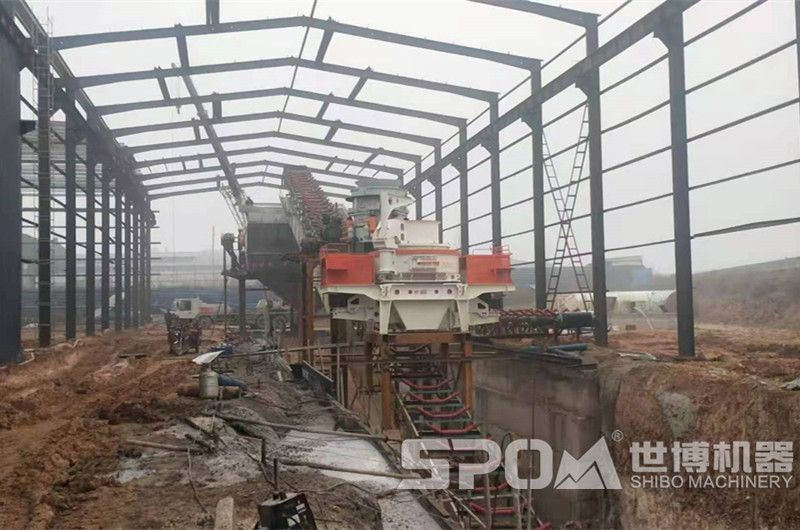 時產(chǎn)500噸立式打沙機客戶現(xiàn)場，正在安裝