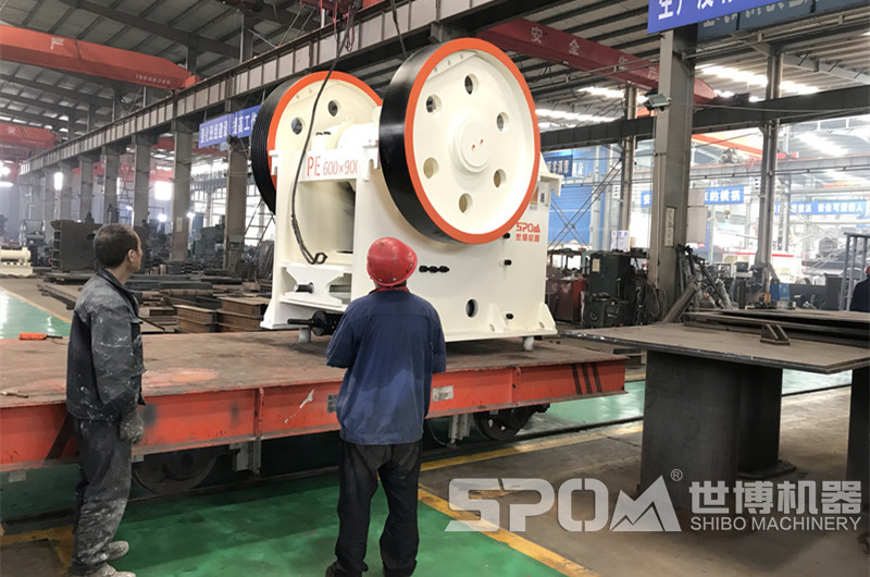 再生料粗碎破碎設(shè)備69顎破裝車(chē)發(fā)貨